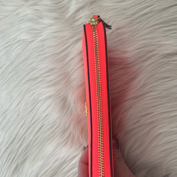 Tory Burch Georgia zip continental wallet. - Picture 3 of 9